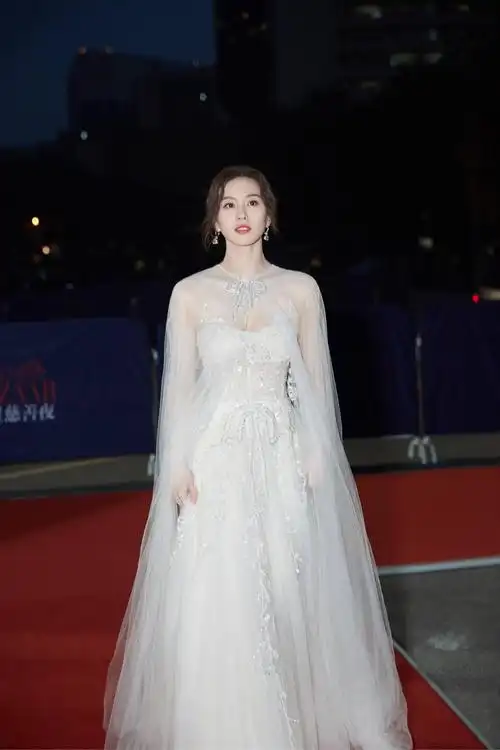 刘诗诗穿秋冬婚纱出席活动,薄纱钻饰气质高雅,又仙又甜高调回归