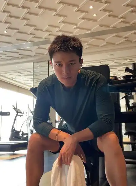 贾乃亮:入伏时节忙理发,为了配合发型师保持"30分钟一动不动"