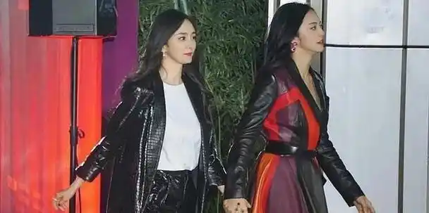 杨幂撞衫关晓彤包包衣服均上万没有一双逆天大长腿照样赢