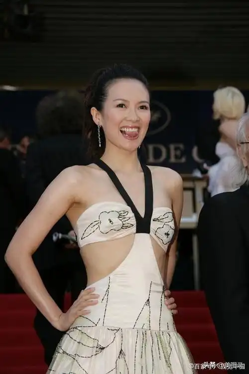 45岁章子怡现身,穿黑纱秒杀森林北,网友:有种重生的美