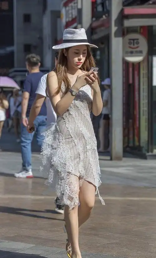 美女选择长款连衣裙,显身材又婀娜多姿,成为夏天的一道风景线|裙子