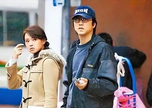 伊能静庾澄庆现身纽约!一起参加儿子毕业典礼,21岁哈利穿搭瞩目