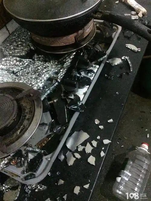 凌晨2点海宁一户人家煤气灶爆炸,玻璃碎了一地