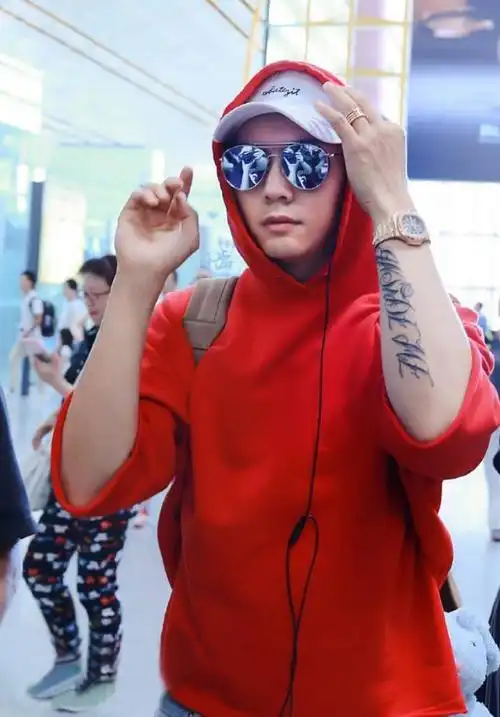 陈伟霆纹身图明星手臂上黑色的英文纹身图案