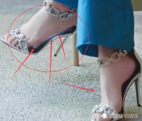怪不得郑爽不喜欢穿高跟鞋,翘二郎腿的那一刻,脚码太不真实了