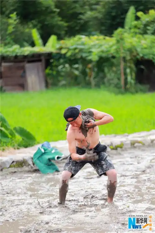 "爸爸3"众老爸变泥人 胡军秀胸肌诺一抓泥鳅