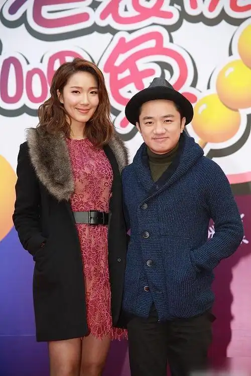 王祖蓝与妻子同框试新衣妻子爱心满满祖蓝一脸呆萌