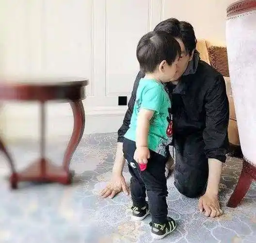 唐艺昕女儿大名曝光,一家三口"亲子名",网友笑言:父母是真爱_张若昀