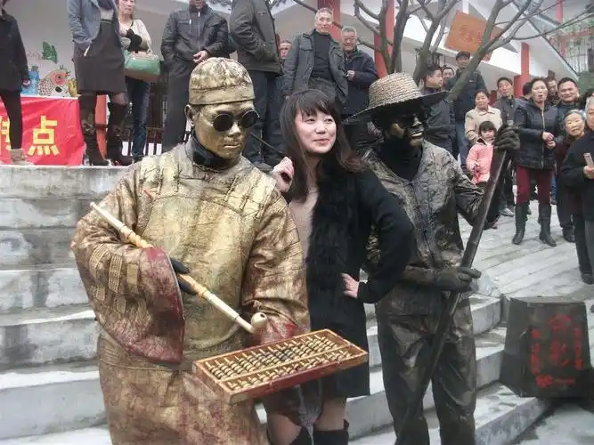 景区中的"活人雕塑",都在悄悄发大财?网友:他们是如何赚钱呢_雕像