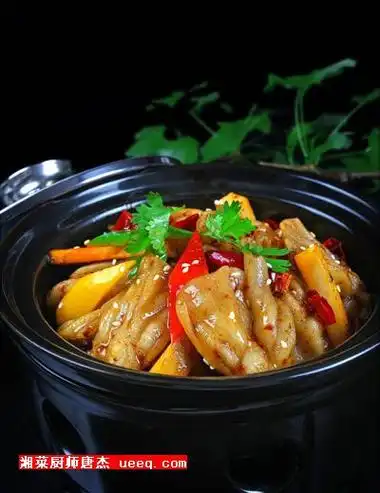 南京创新湘菜:干锅香臭鸭脚