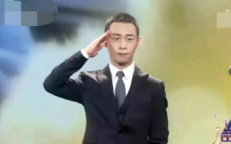 不允许没人看过张译敬礼合集 请把军装焊身上 不愧是当过兵的 太正气