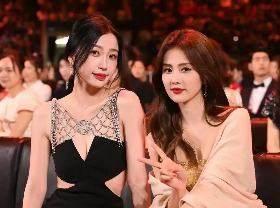 白鹿虞书欣vs白鹿赵露思 白鹿给人一种英气的感觉,赵露思这个造型相对