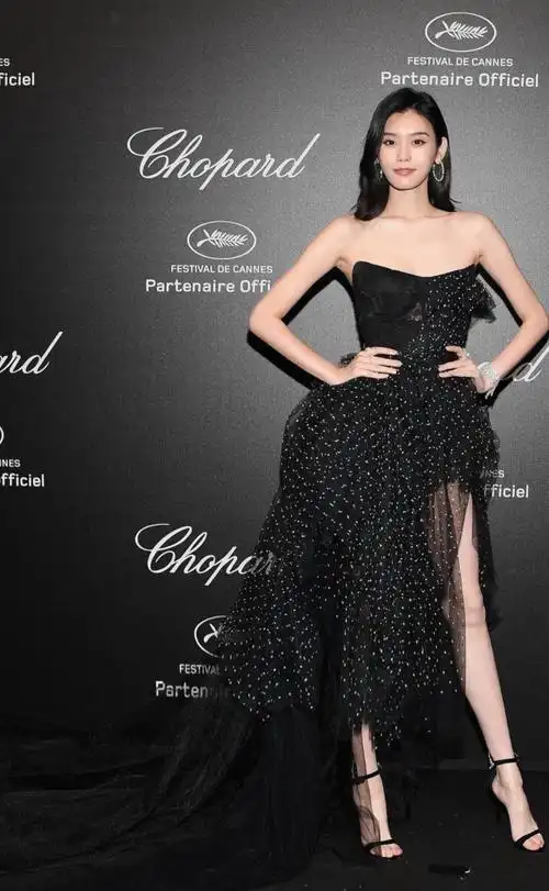 与落地戛纳之时青春洋溢的运动时尚风不同,晚宴当晚,奚梦瑶身穿黑色