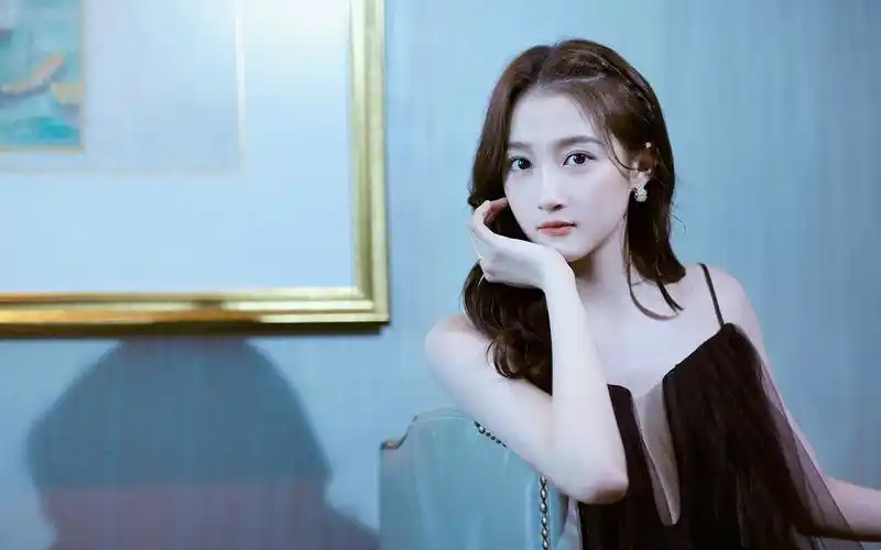 关晓彤性感优雅写真桌面壁纸