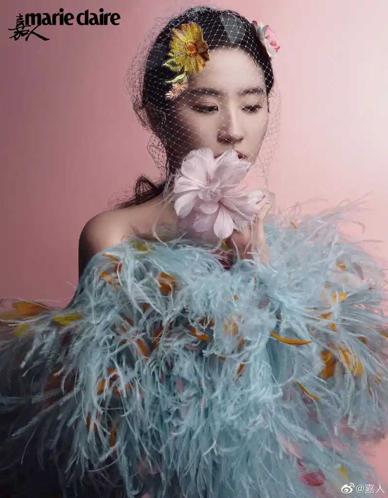刘亦菲《嘉人》三月封面,裸色抹胸身材曼妙,仙气飘飘如花神降临