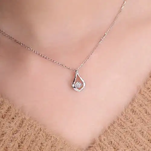 钻石世家经典爱随心动18k金钻石吊坠女群镶双倍显钻水滴