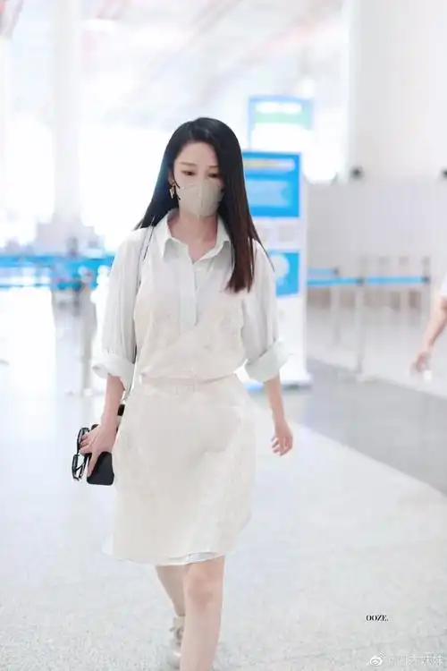李沁白色衬衫裙机场出发图#李沁现身机场,一身白色束腰衬衫裙,清新又