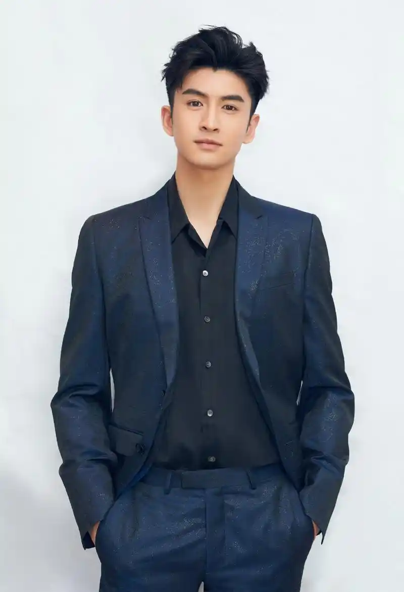 原创张云龙穿什么西装都好看还不是靠这7个小技巧轻松穿成衣服架