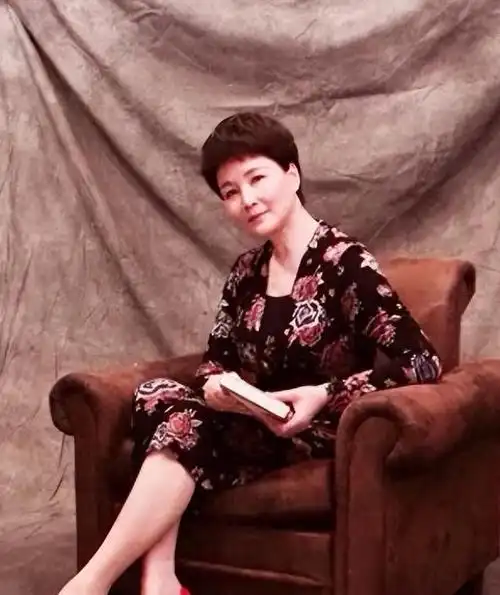 "国民老妈"专业户朱茵:64岁穿花穿素都优美,妈妈们照穿就行