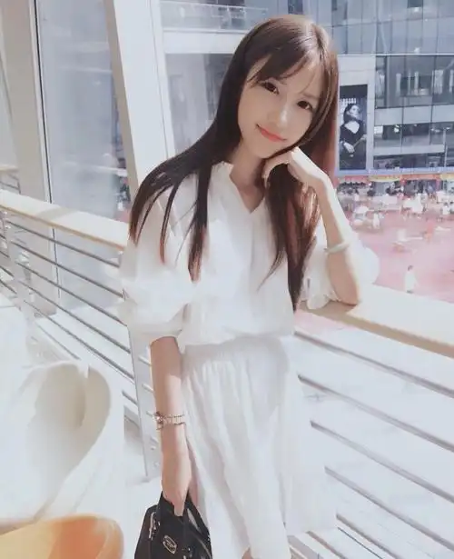 气质高雅卖萌女生