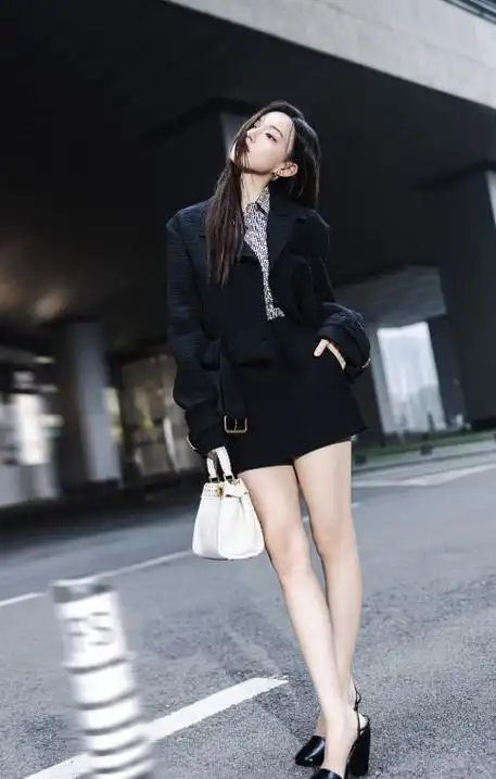 程潇的身段极为苗条,她脚踩黑色高跟鞋,还留着漂亮的披肩长发,气质超
