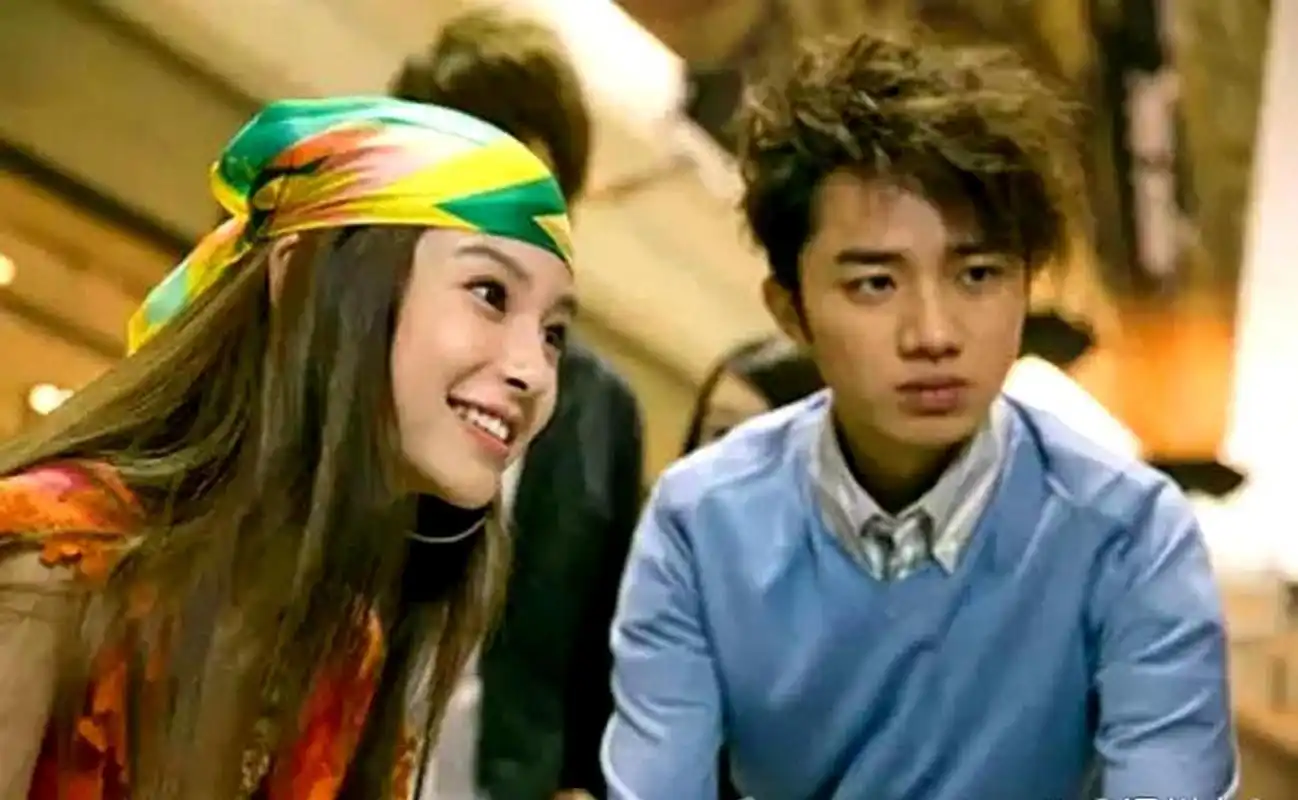 王祖蓝年轻时的颜值不容小觑,他曾经很帅气,还和angelababy演过吻戏.