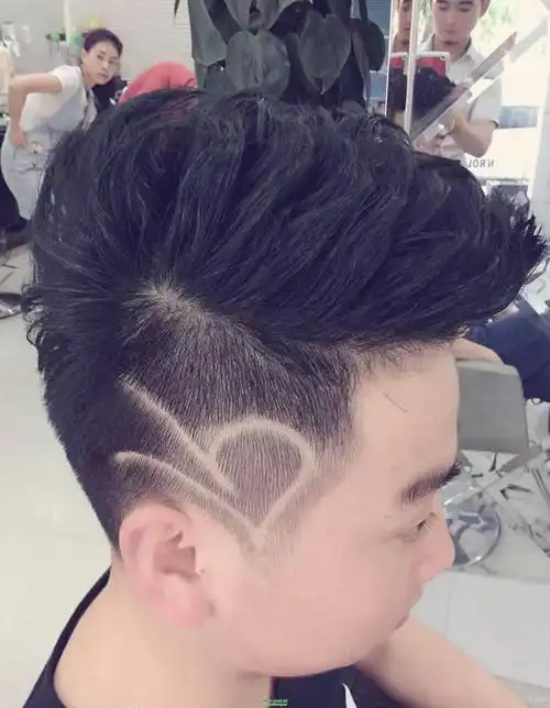用蓬松的中长发发型点缀了之后,加上在一侧用剃刀打造的一款刻字发型