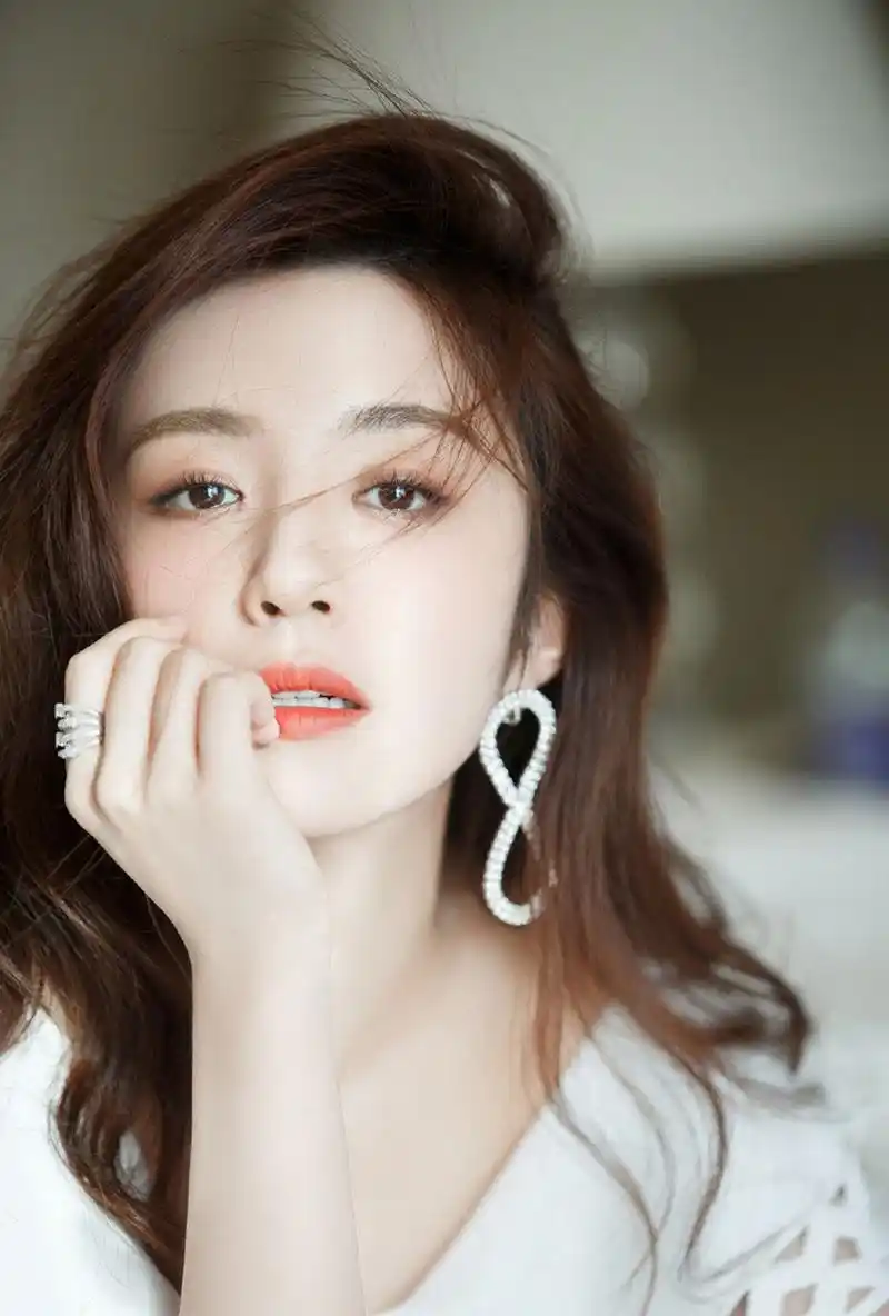 张艺兴杨紫他们私下里一点联系都没有,共同的朋友都很少.  2.