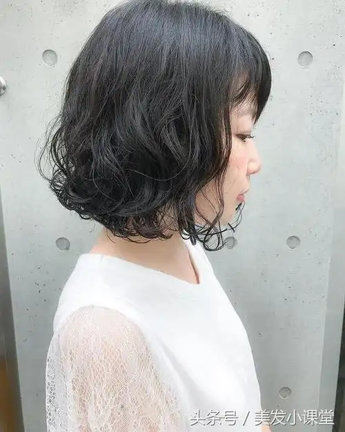 波波头这样烫,不老气还很时尚