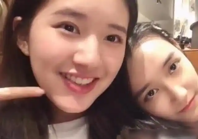 赵露思蒋依依亲密合影,谁注意两人的侧颜照?有点不敢信啊!