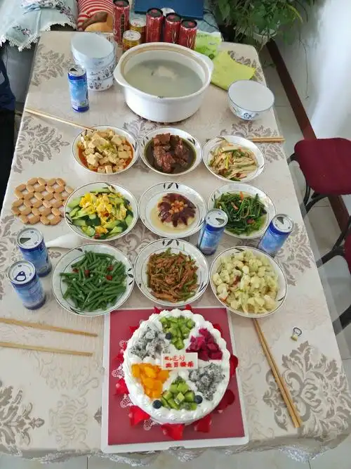 宝姥今天生日,送上满满的祝福～宝奶做的香喷喷的饭菜,宝爸买的生日