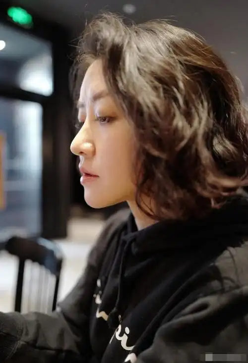 靳东妻子李佳产后学瑜伽 发文调侃自己是"胖子"