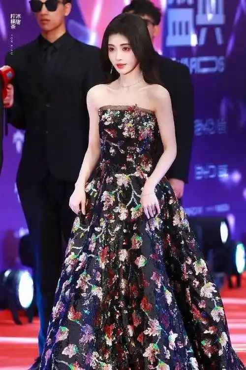 鞠婧祎红毯直拍视频掉落,身穿华丽花朵露肩长裙礼服,一出场就是公主