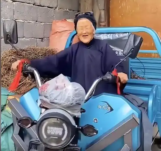 她是全网最调皮的老太太,102岁高龄却天天调皮捣蛋,能跑能闹能跳能笑