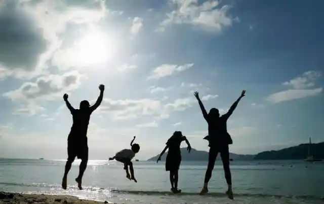 孙俪晒全家背影照带邓超和儿女去海边跨年一家人跳起来太高兴