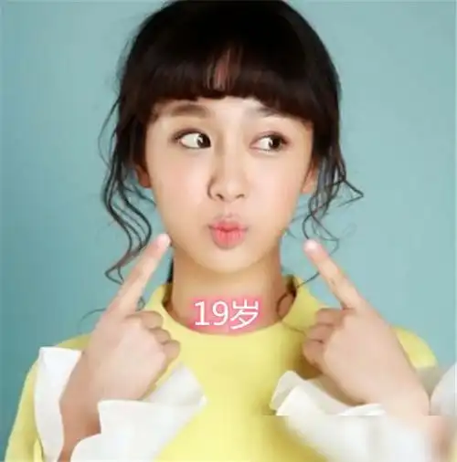 接着是14岁的杨紫了,其实和小时候相比是没有太大变化的,只是少了几分