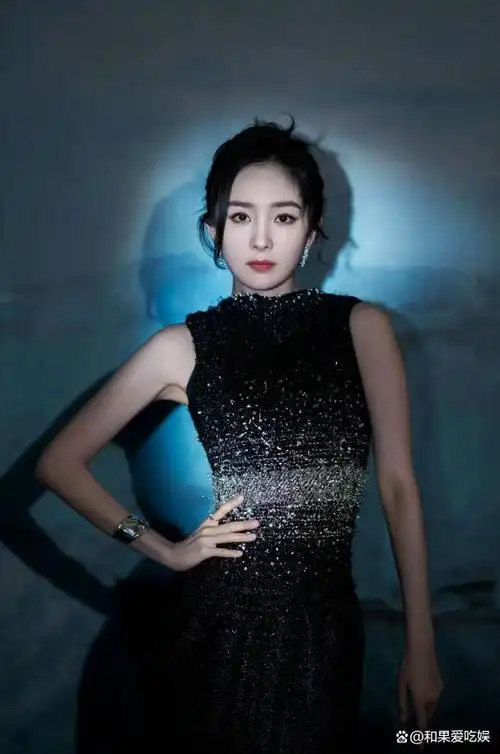 杨幂出席品牌直播活动,一袭暗夜星河长裙,美艳又不失贵气