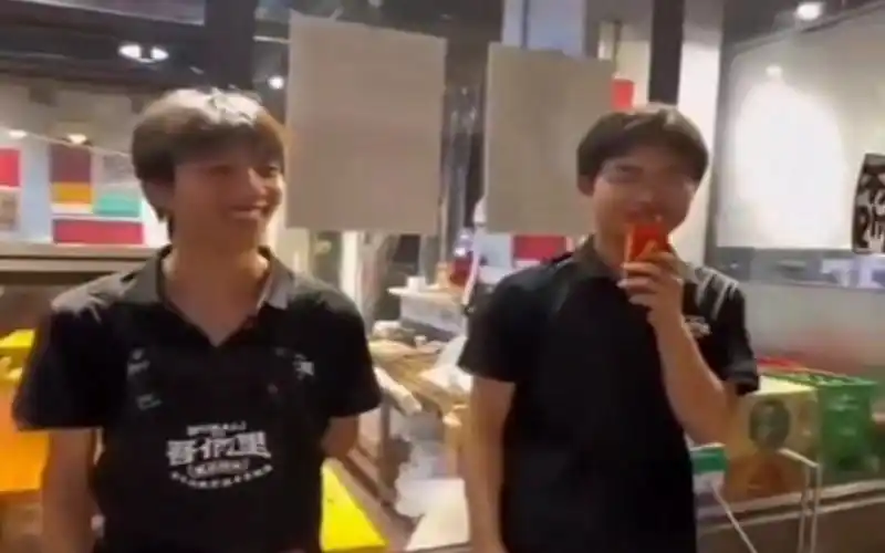 开学发现是同班同学