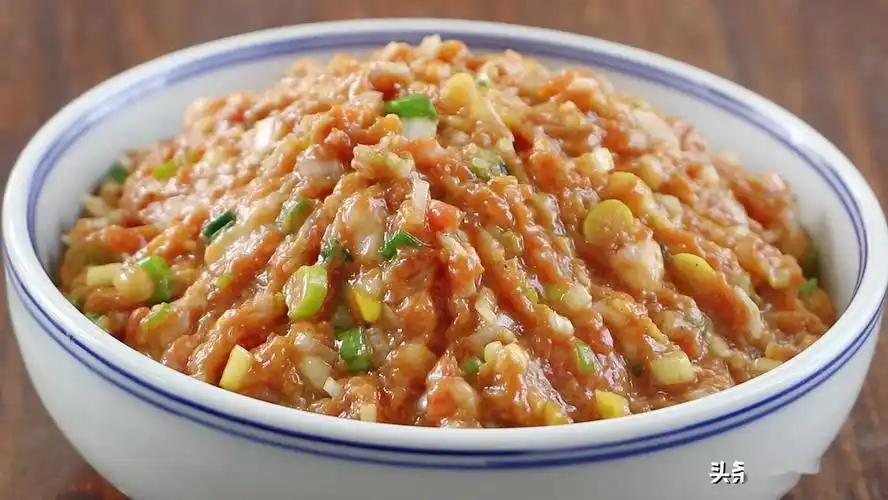 饺子馅好吃有秘诀从选肉到调馅手把手教你不腥不柴鲜嫩多汁