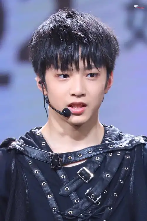 ps:年纪小还有点婴儿肥@时代少年团-刘耀文#刘耀文blue#/#今日星拍