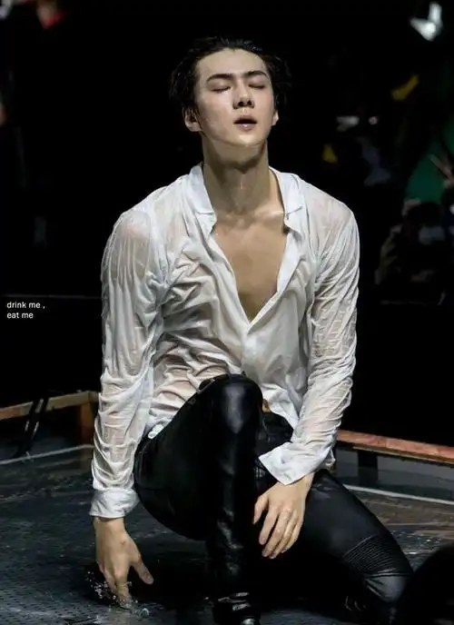 第一眼看到吴世勋的时候,他全身散发出一种清冷感,可是那种清冷没有