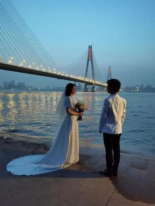 一对情侣在长江边拍夜景婚纱照.