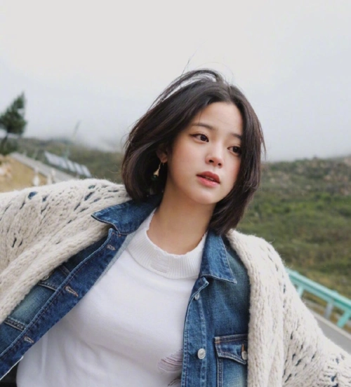 欧阳娜娜出游照穿搭亮了又一波秋季潮流