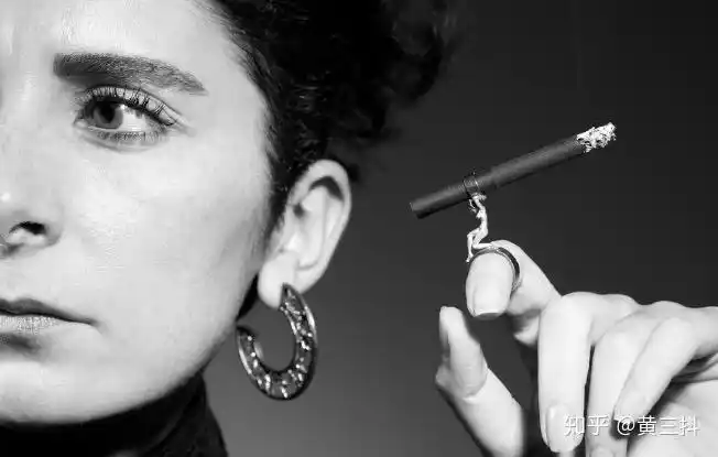电影师父里宋佳抽烟时戴在手指上的那个小架子是什么东西