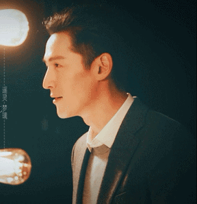 胡歌gif微笑gif侧脸gif灯光gif帅哥gif
