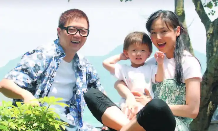 吴君如和张延的丈夫相约,夸奖她的演技!张锦程56就头发花白