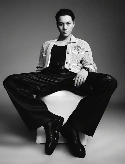 帅炸chanel品牌大使陈伟霆湿发造型绅士又霸气