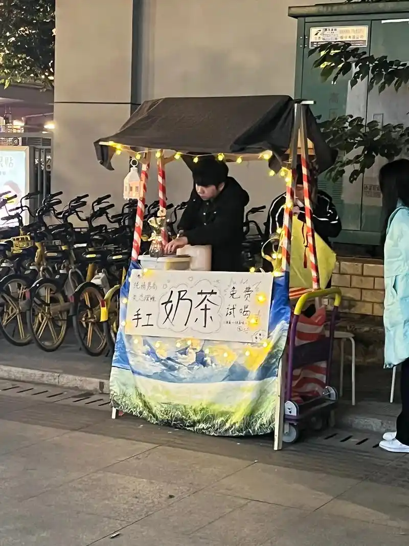 摆摊日常!有免费奶茶试喝,免费饼干试吃!