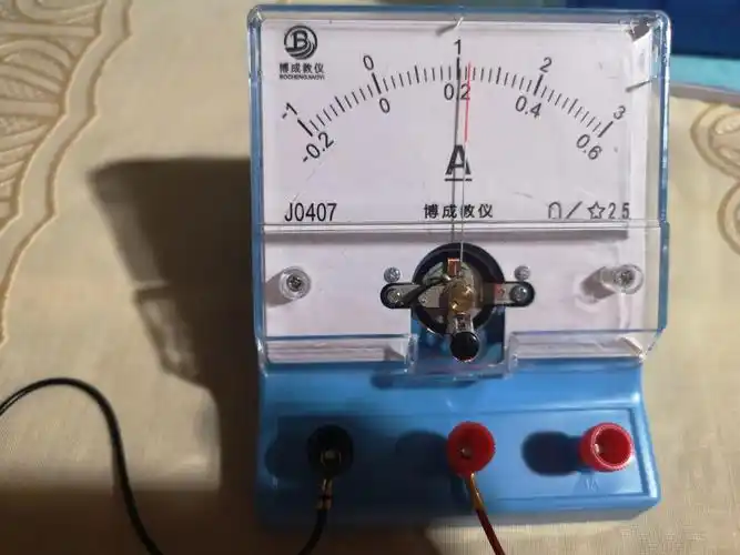 将电流表串接在小量程范围.读数为0.22a.