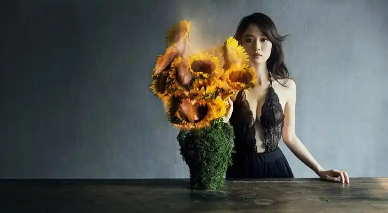 陈乔恩着低胸白婚纱扮白雪公主秀事业线